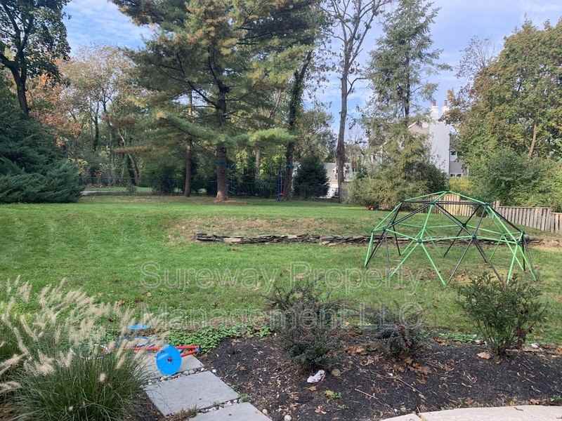 32 Snowden Ln - Photo 2 of 13