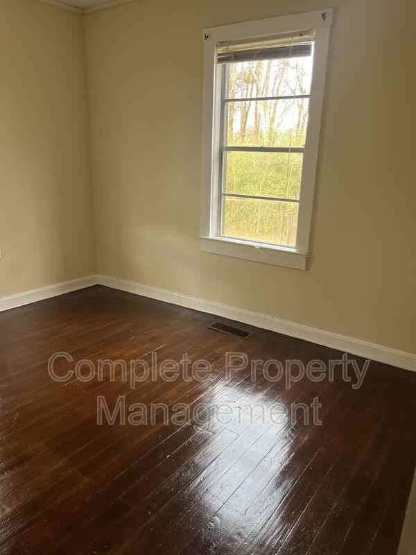2324 Treadwell Rd - Photo 7 of 18