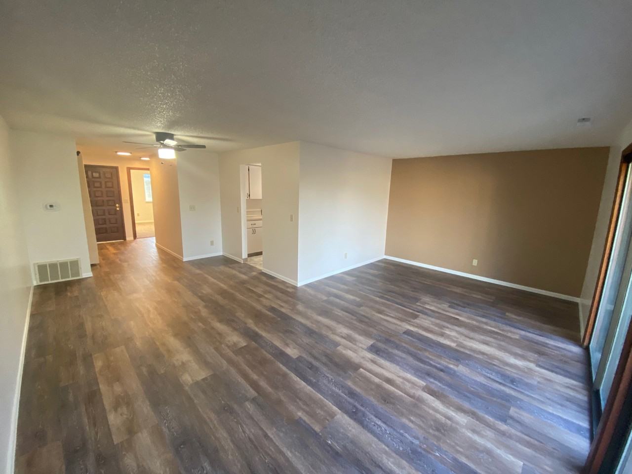 565 14th St Ne #565 - Photo 3 of 23