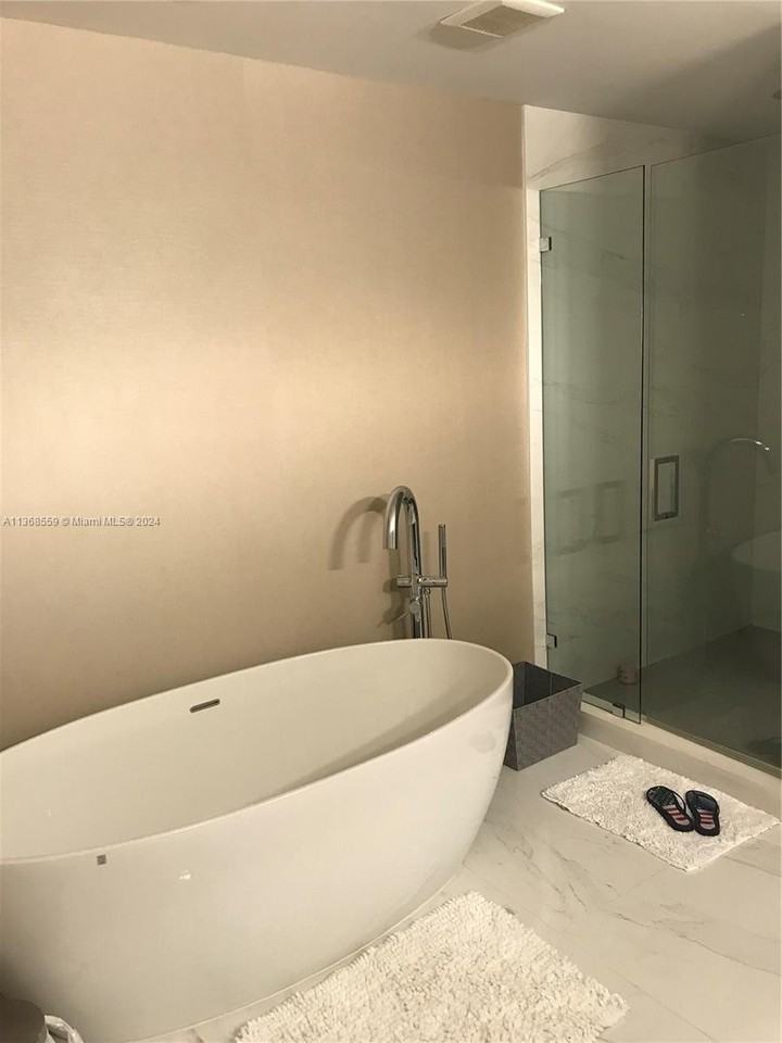 16385 Biscayne Blvd #7 - Photo 7 of 45