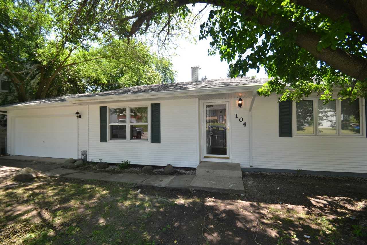 104 E Oak St - Photo 3 of 11