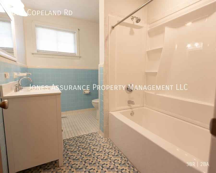 5008 Copeland Rd - Photo 3 of 32
