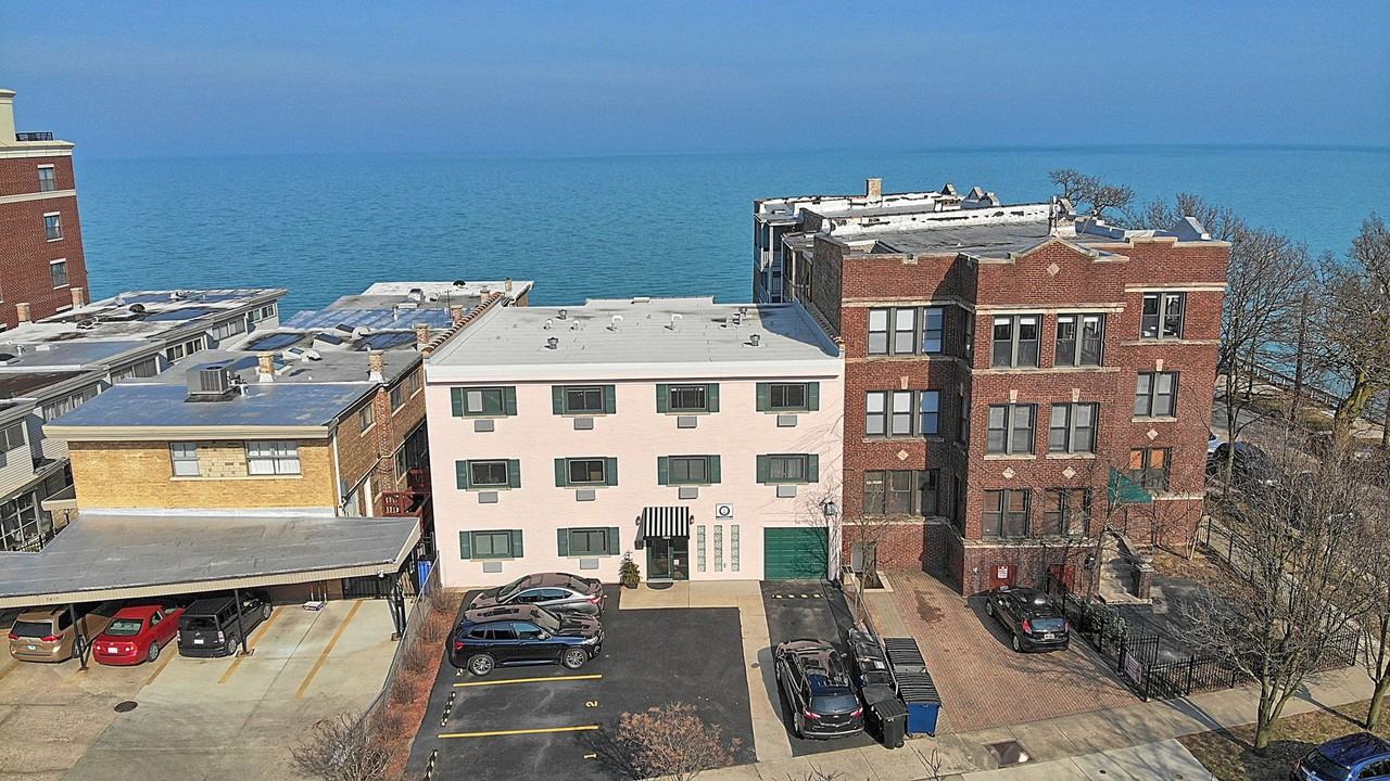 7609 N Eastlake Ter - Photo 2 of 19