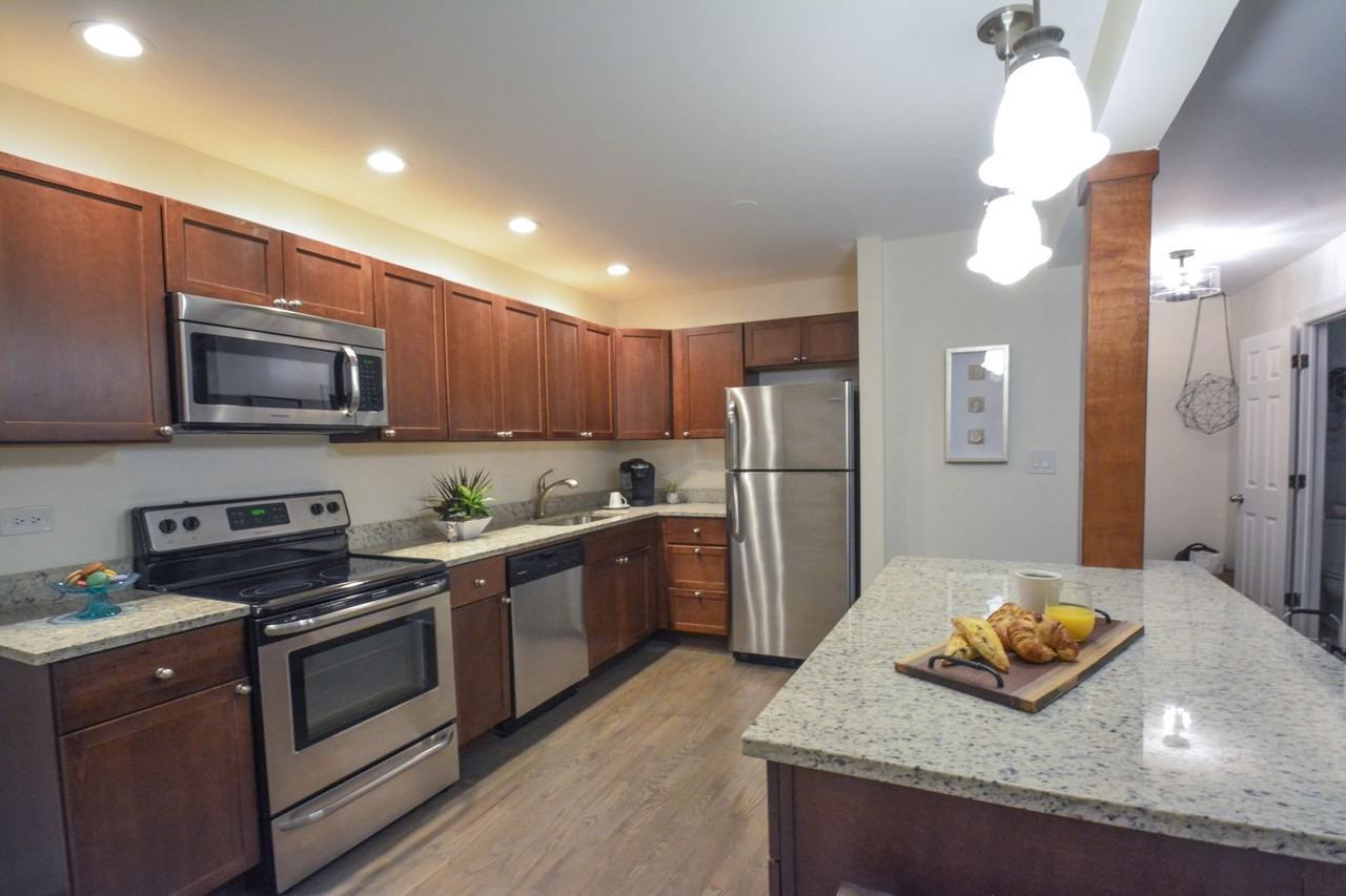 7609 N Eastlake Ter - Photo 5 of 19