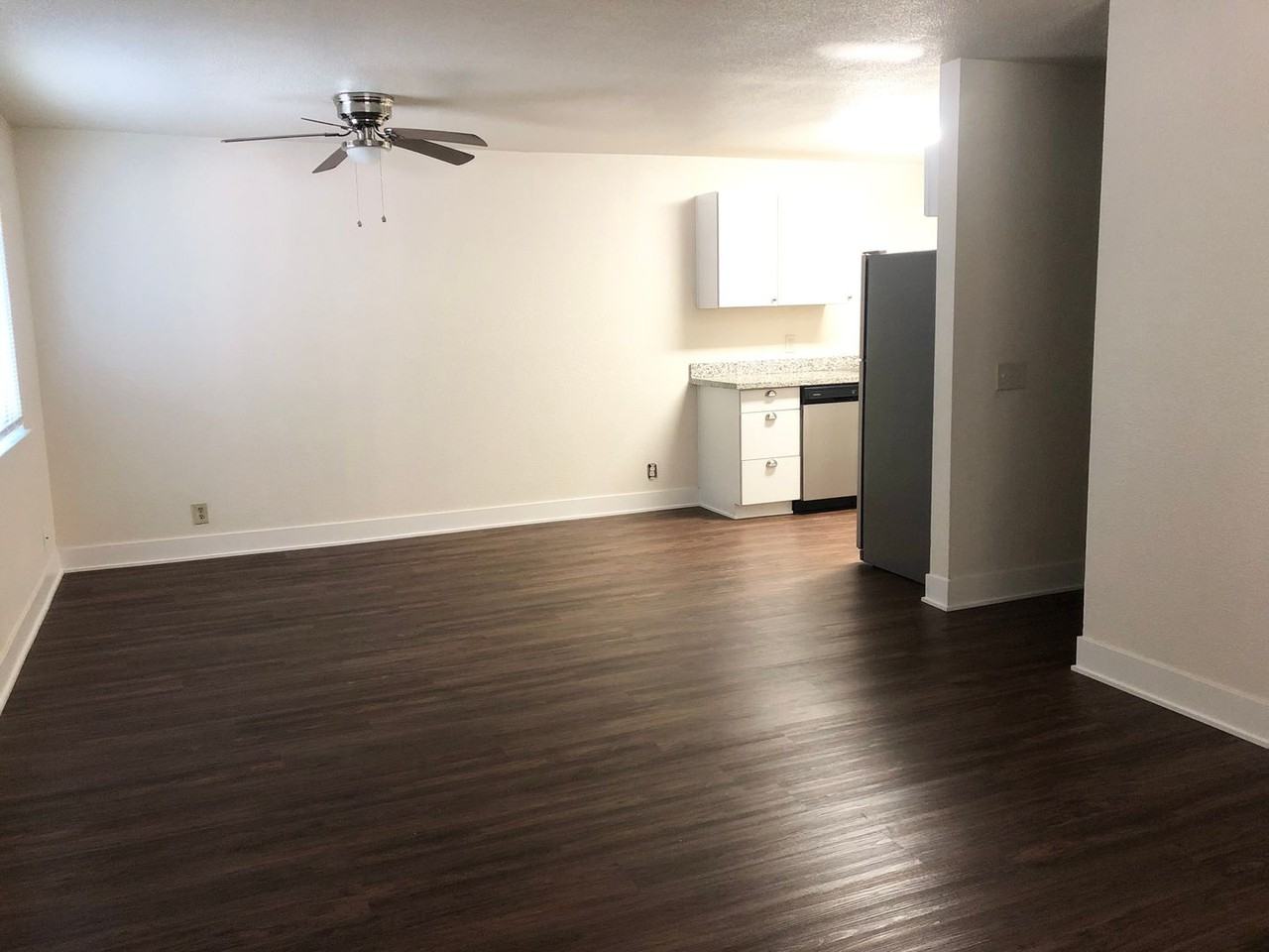 4 Lanterns - Photo 2 of 9