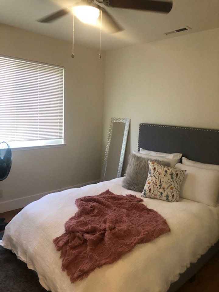 4 Lanterns - Photo 4 of 9