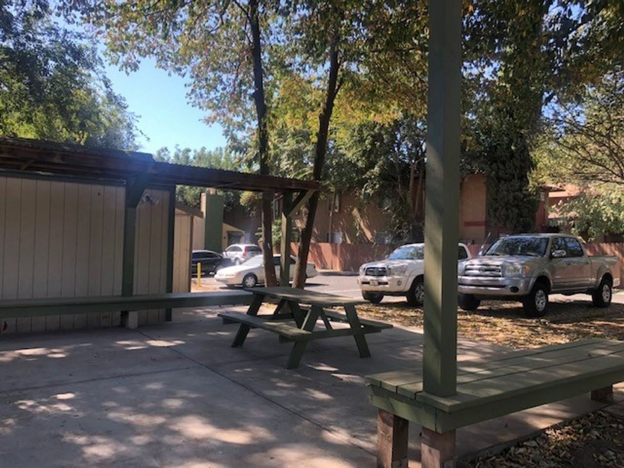 4 Lanterns - Photo 6 of 9