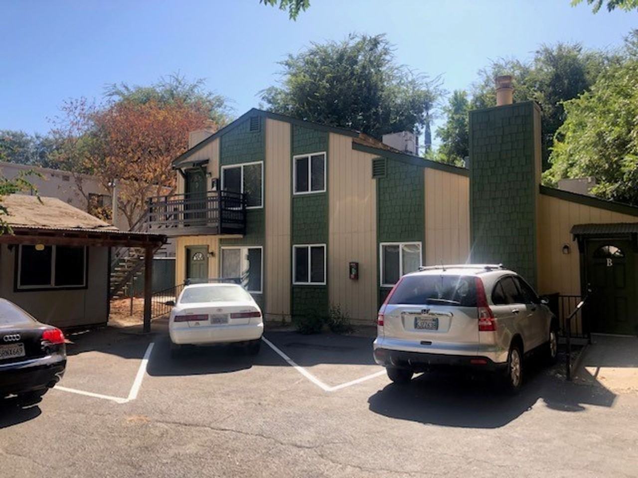 4 Lanterns - Photo 7 of 9