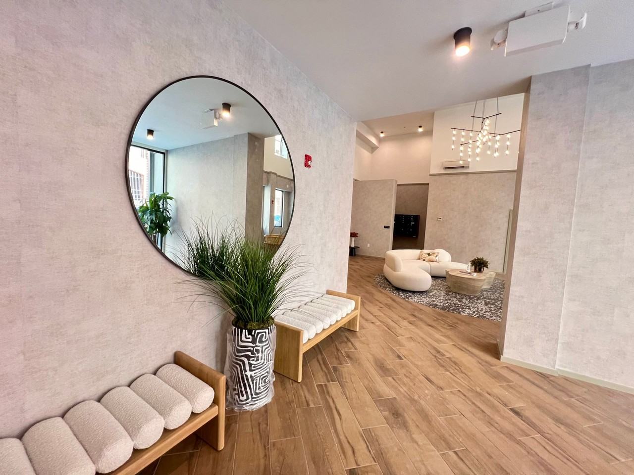 733 W Pratt - Photo 2 of 22