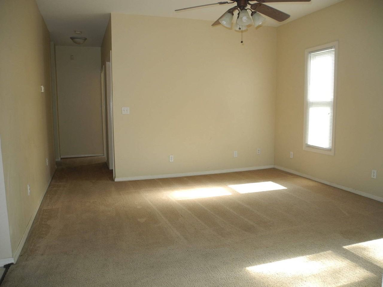 806 W Sycamore - Photo 2 of 11