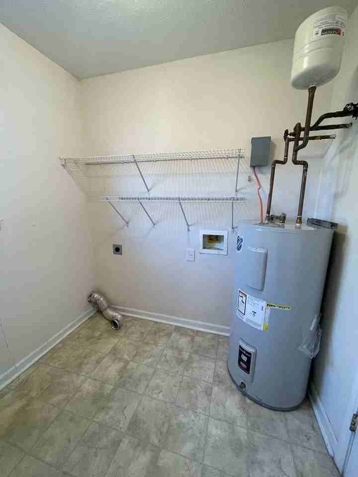 284/286 April way - Photo 2 of 8