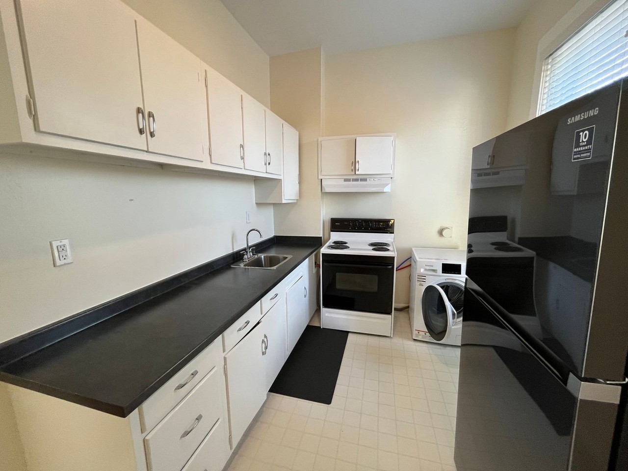539 E 6th St - Photo 5 of 7