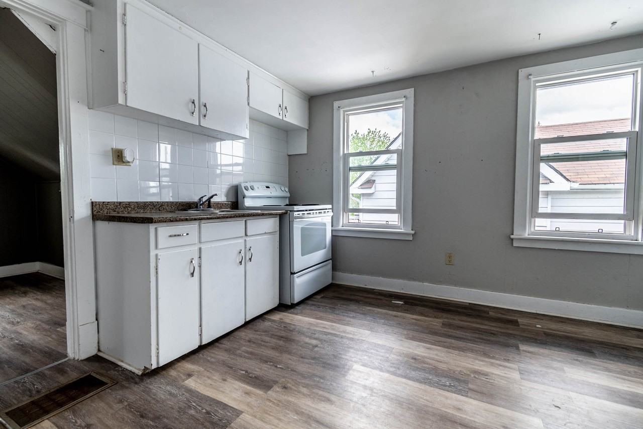 6006 Dunn Street, Niagara Falls, Ontario, L2G2P1 - Photo 3 of 16