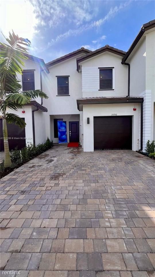 15996 Sw 2nd Pl #15996 - Photo 3 of 16