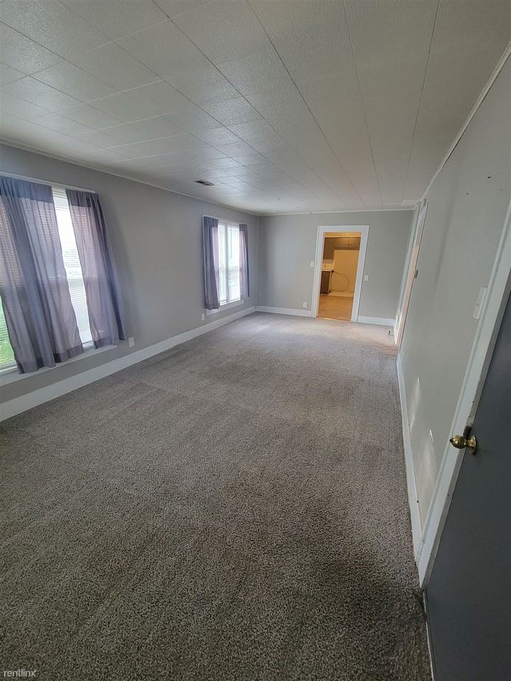 307 E 9th St - Photo 2 of 9