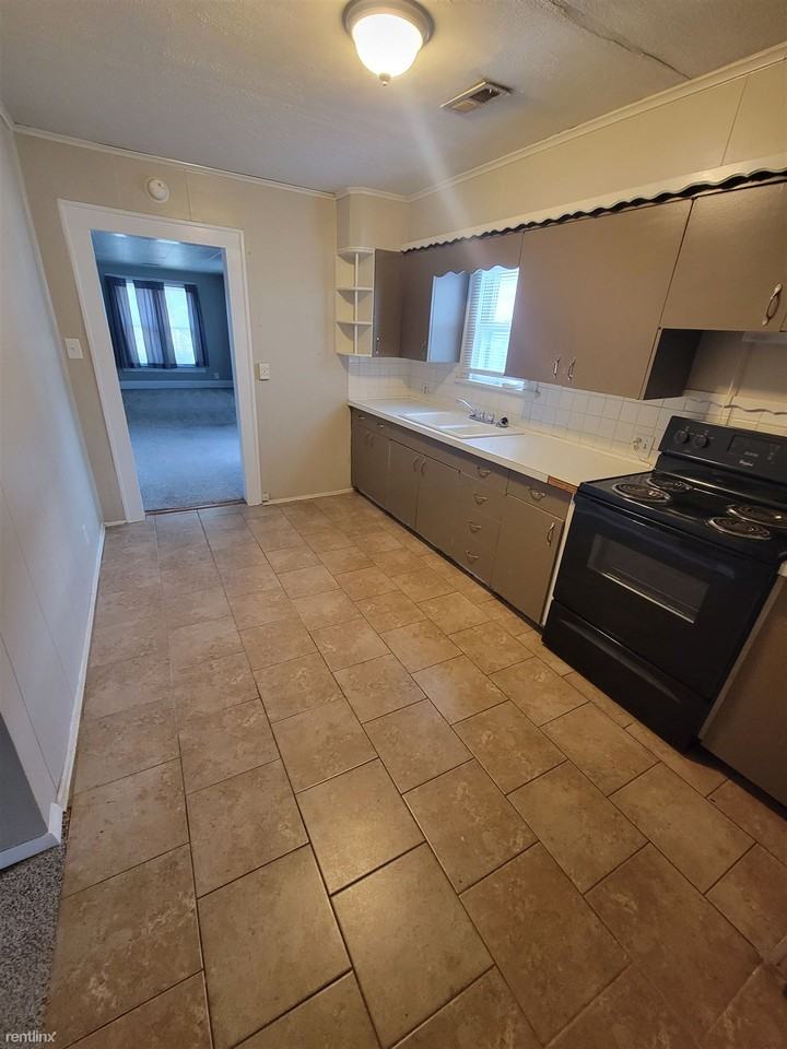 307 E 9th St - Photo 3 of 9