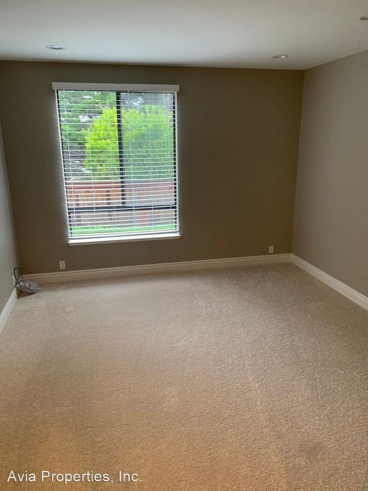 63 Crown Cir - Photo 3 of 37