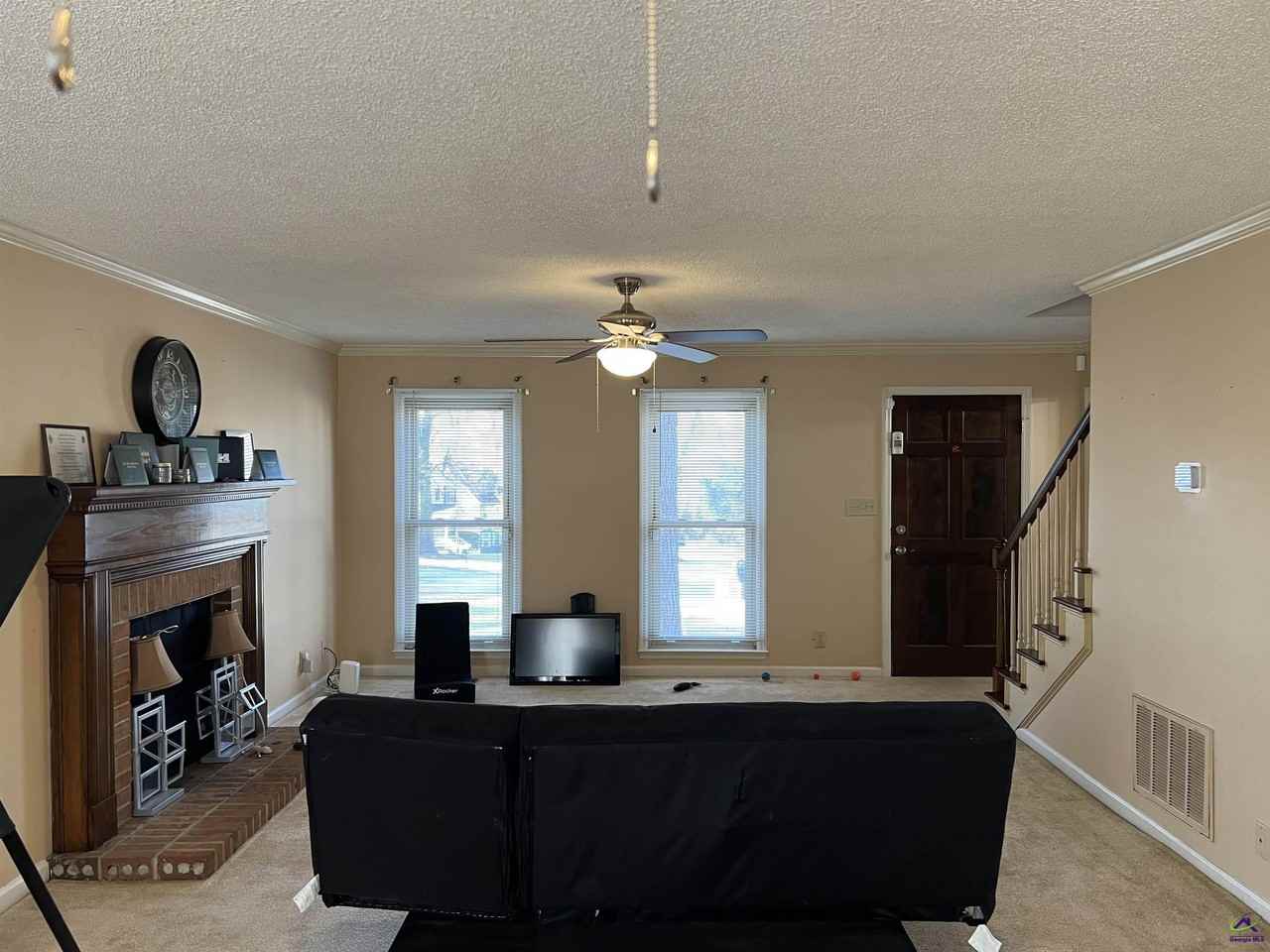 850 Parkview Ct - Photo 2 of 23