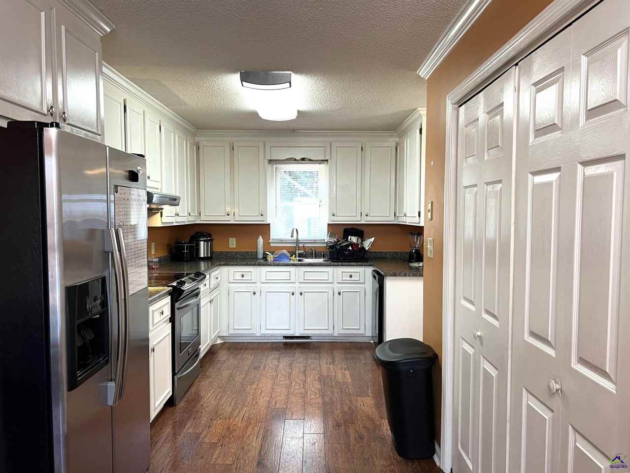 850 Parkview Ct - Photo 4 of 23