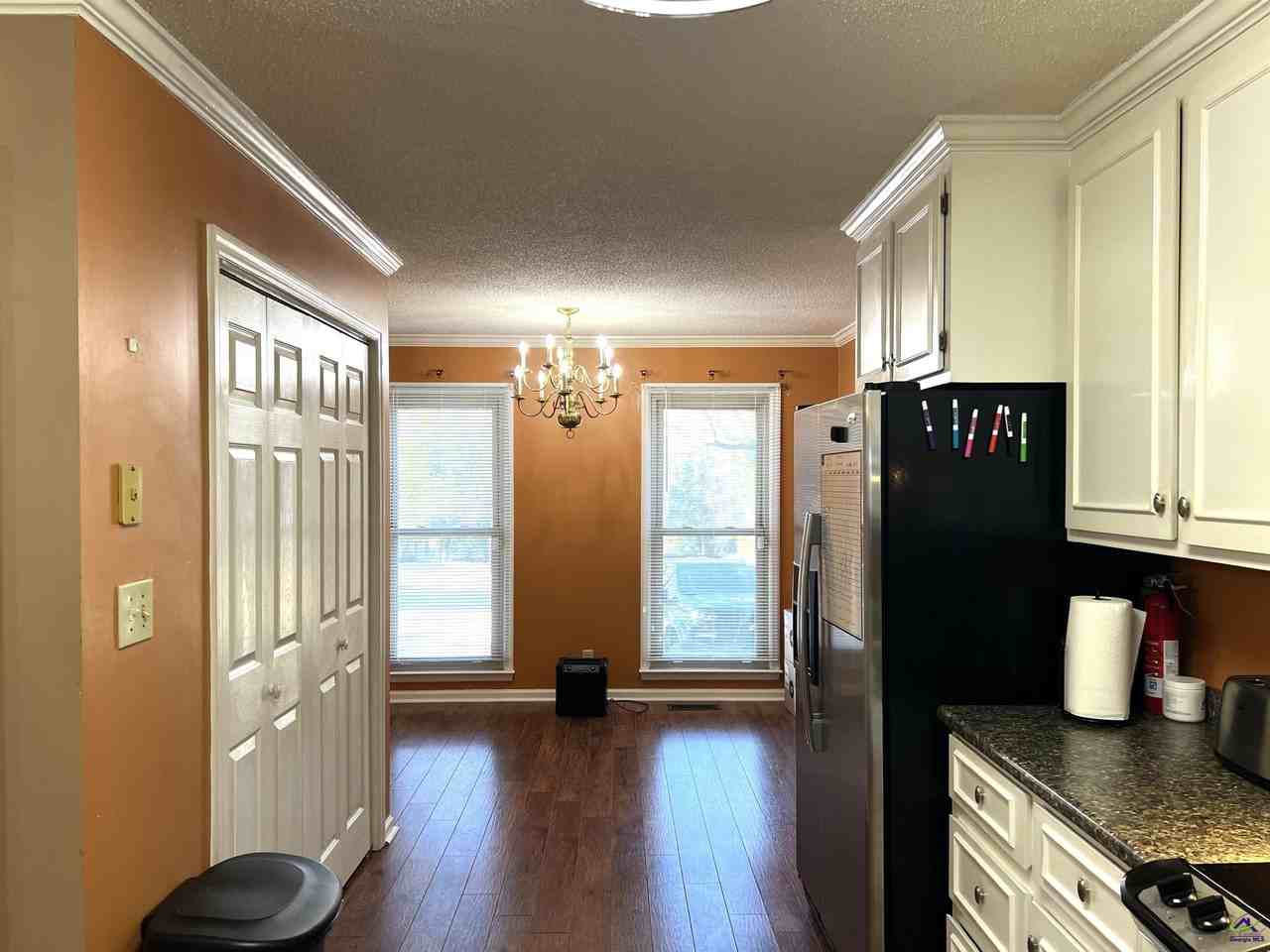 850 Parkview Ct - Photo 5 of 23