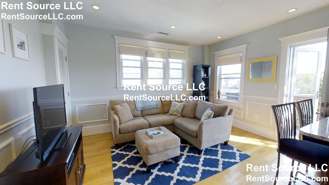 338 W 3rd St #3 - Photo 4 of 13