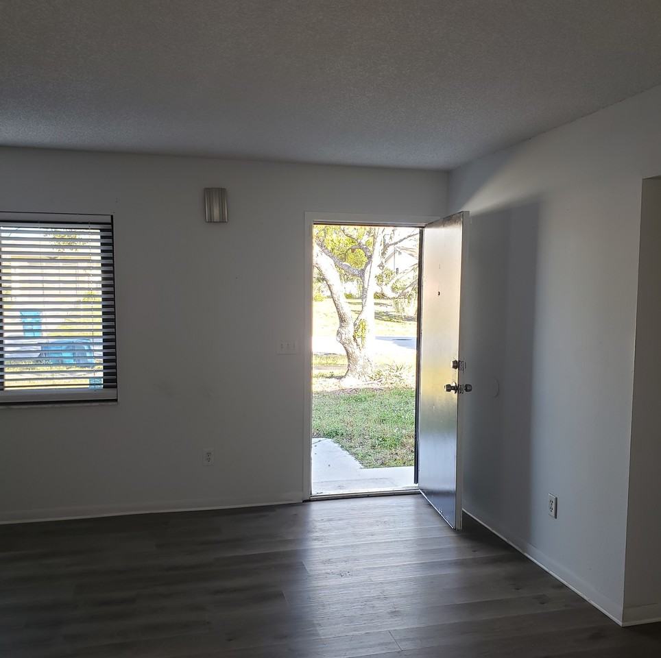 4486 Yorkshire Ave - Photo 4 of 26