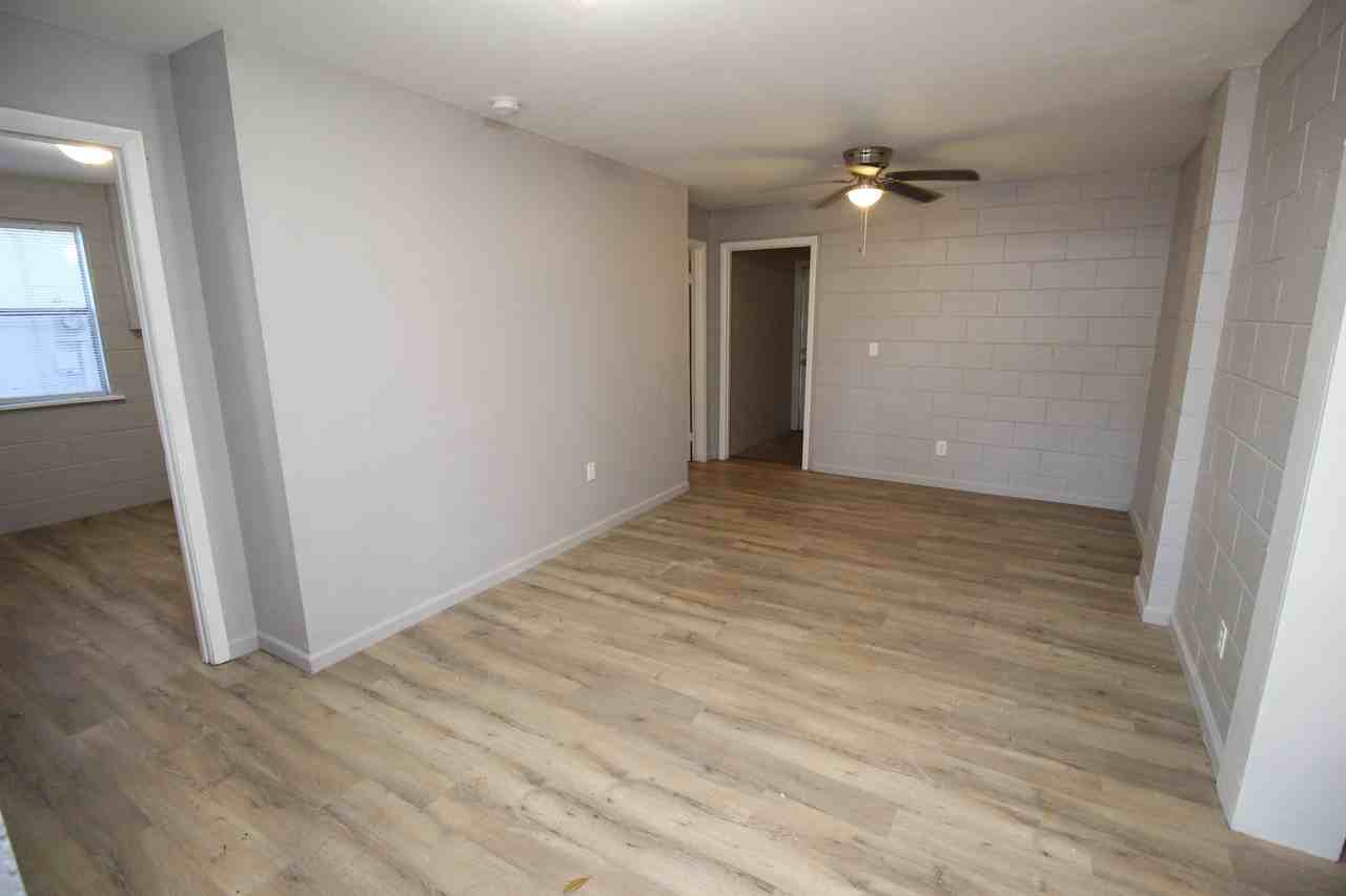 657 Ne Waldo Rd - Photo 3 of 10