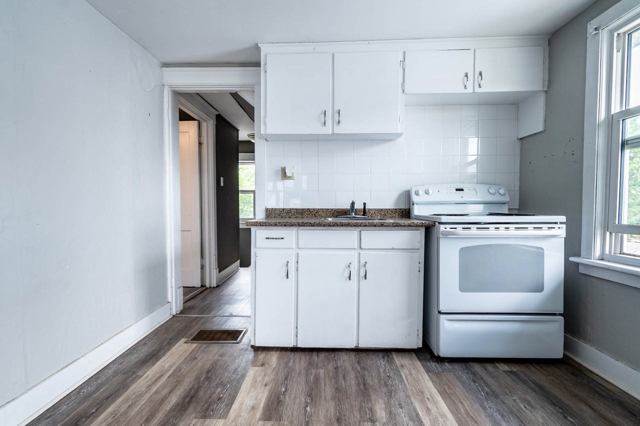 6006 Dunn Street, Niagara Falls, Ontario, L2G2P1 - Photo 2 of 16