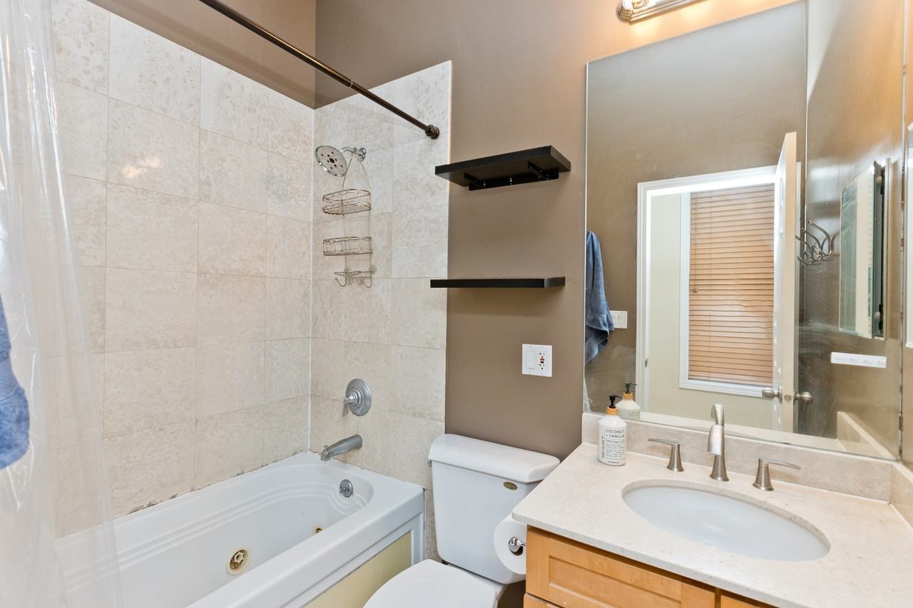 1317 N Wicker Park Ave #2R - Photo 6 of 10