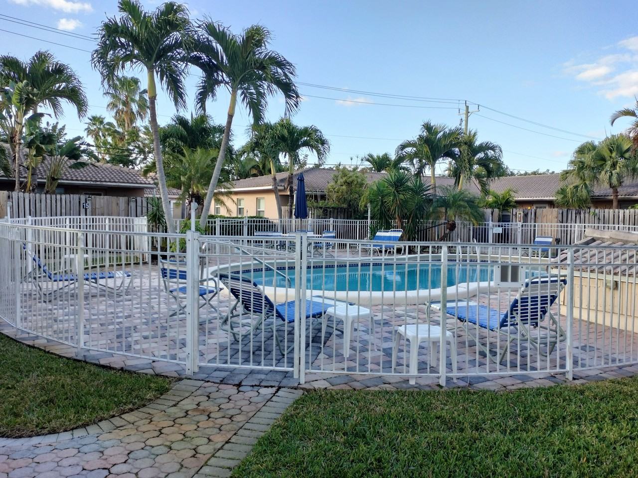 728 Ne 13th Ct #8 - Photo 5 of 7