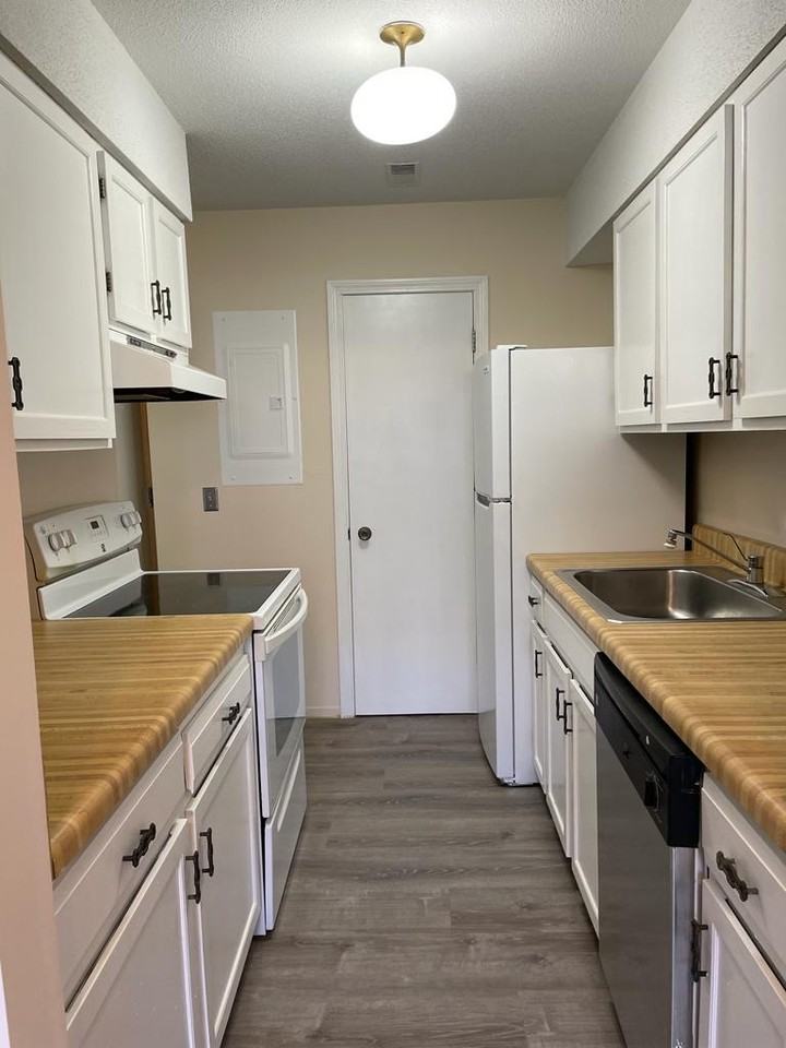 Hyannis House - Photo 5 of 10