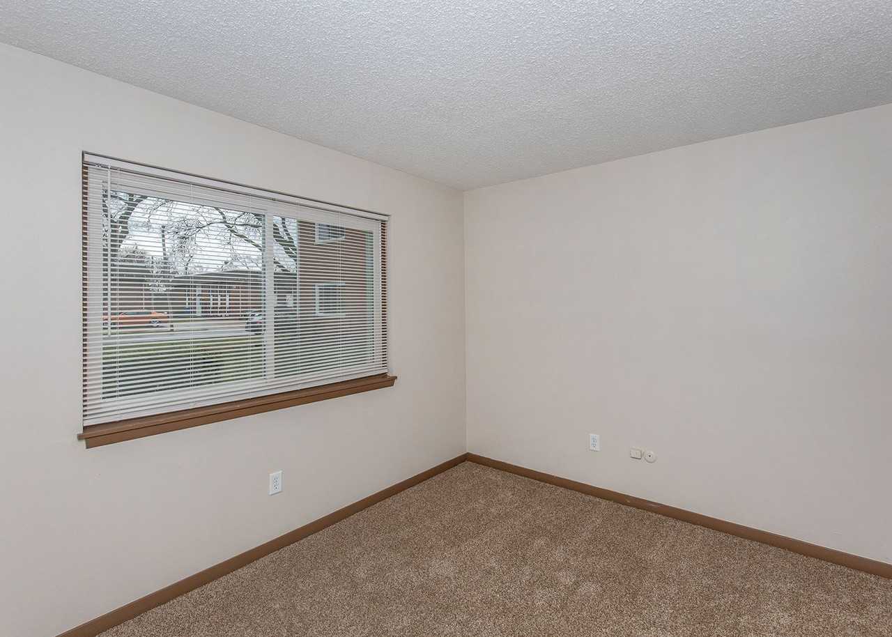 Candlelight Court Apartments - Photo 4 of 20