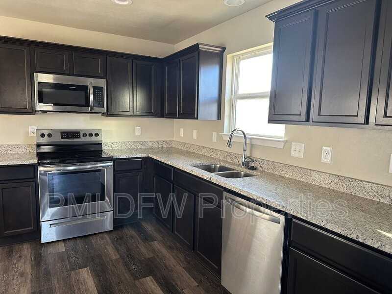 820 Cove Dr - Photo 3 of 11