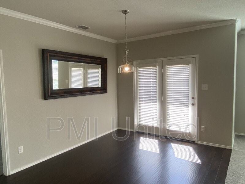 5424 Sea Cove Ln - Photo 7 of 34