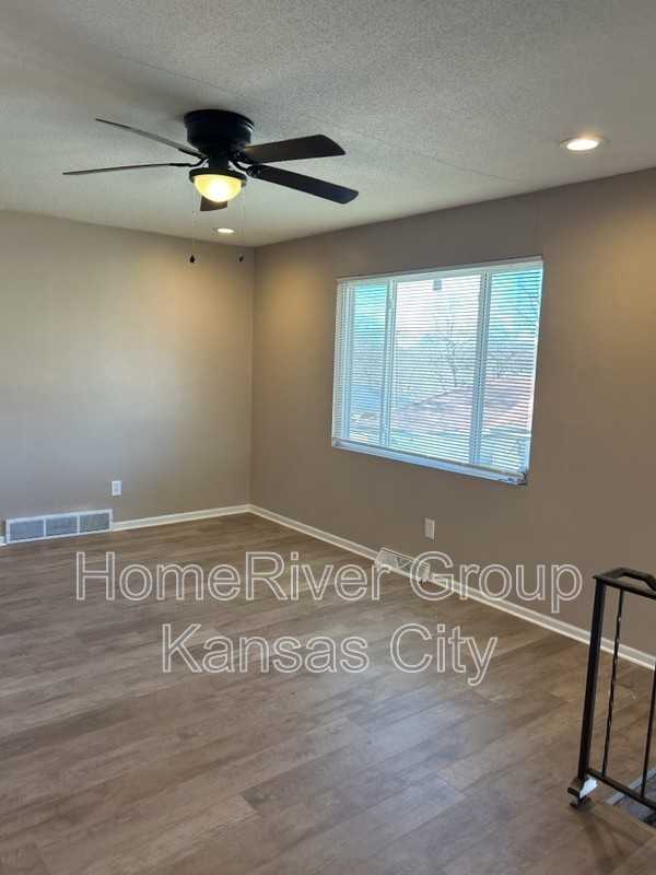 5929 Freeman Ave - Photo 3 of 9
