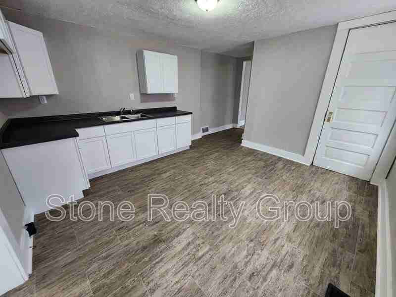 1110 N 9th St - Photo 3 of 10