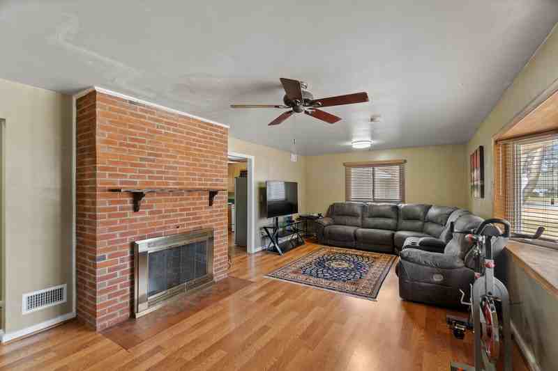 209 W Bayview Blvd - Photo 4 of 22