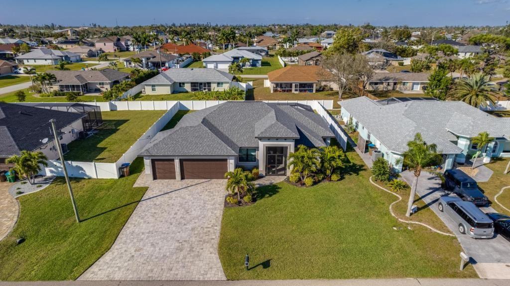 1815 Sw 22nd St - Photo 3 of 28