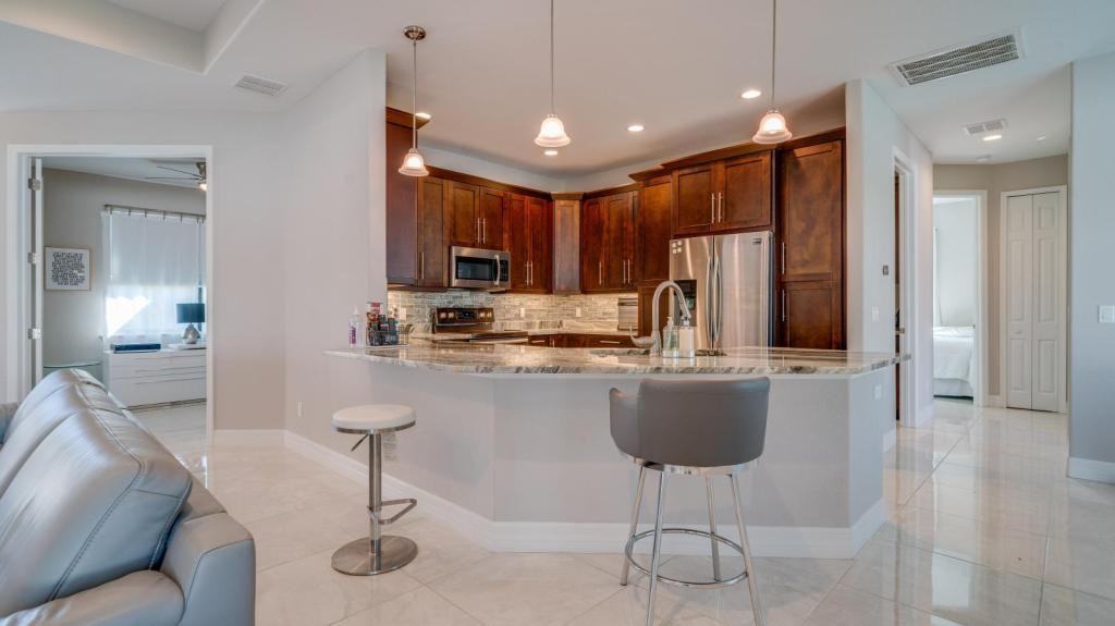 1815 Sw 22nd St - Photo 4 of 28