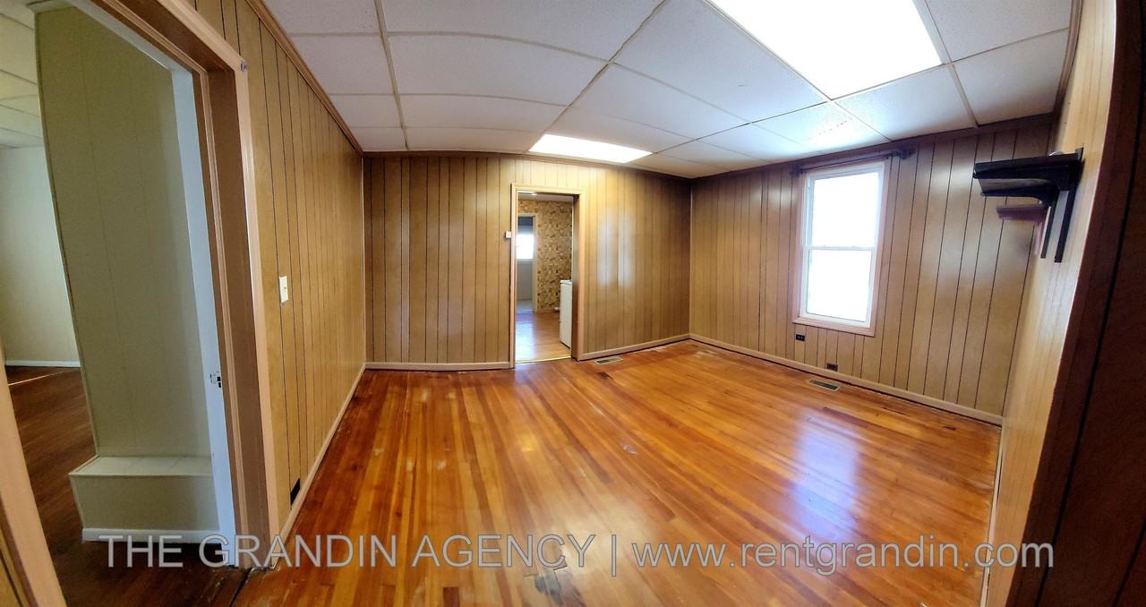 1108 Tompkins Ave Se - Photo 3 of 28