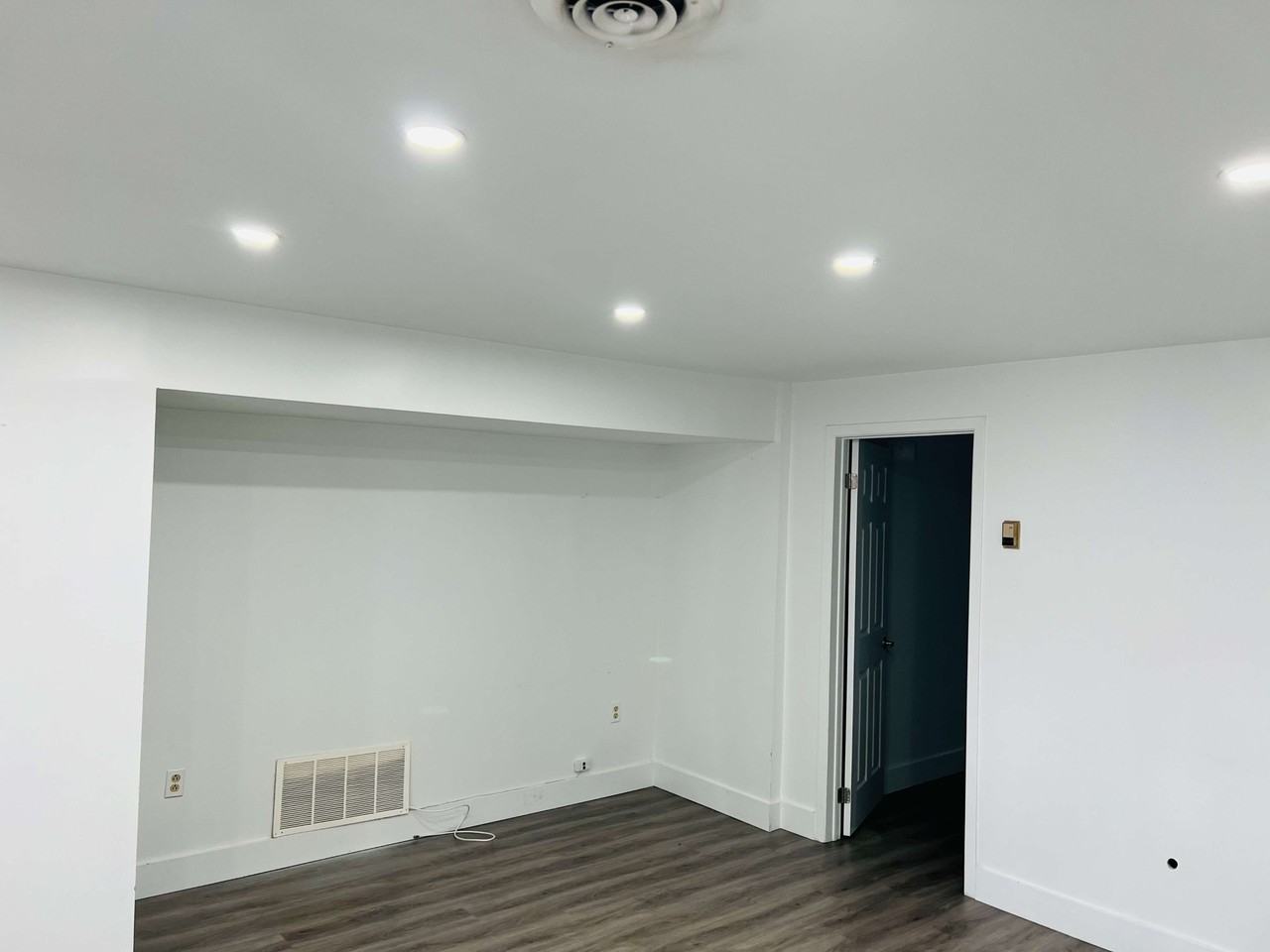 1051 Main St E - Photo 2 of 8