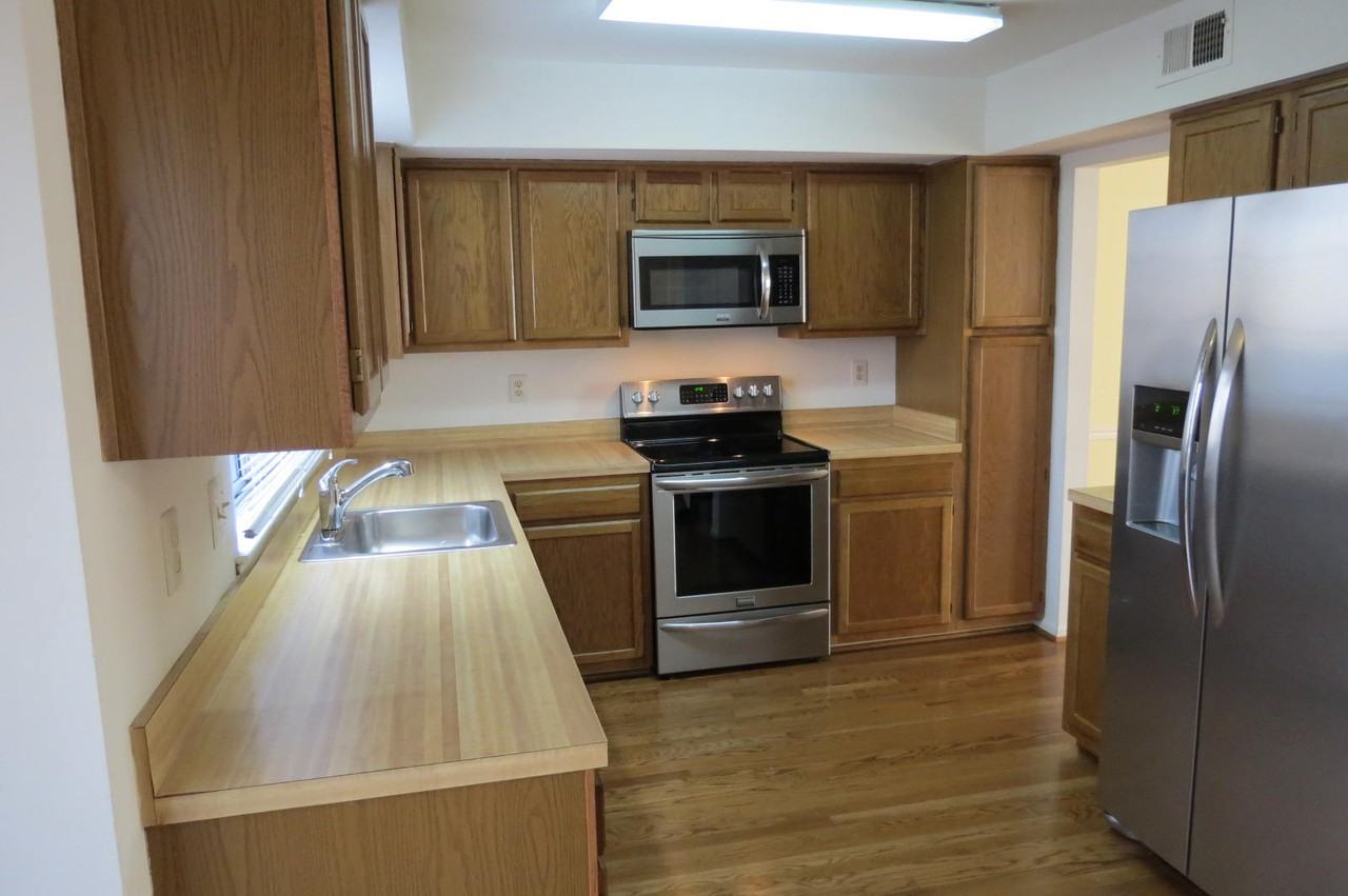 2208 Wimbledon Cir #1 - Photo 5 of 34