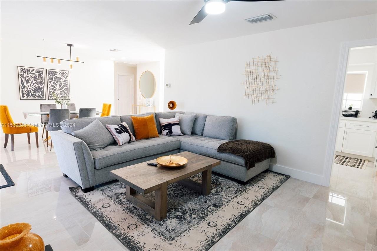 1083 Sw 25th Ave #1083 - Photo 3 of 8