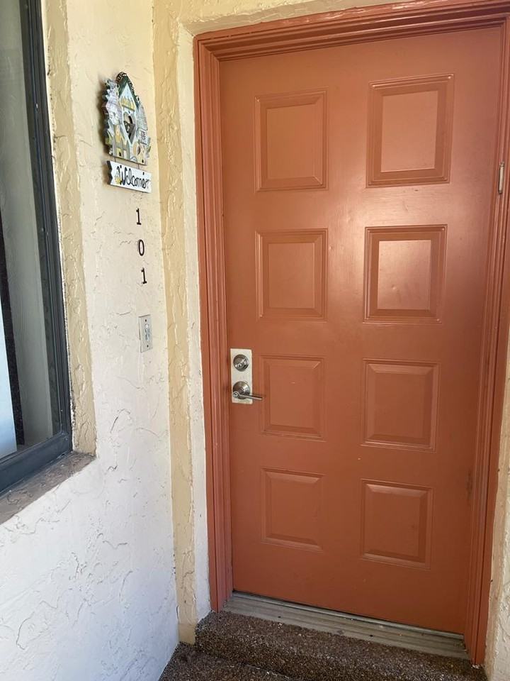 389 Lakeview Dr - Photo 2 of 15