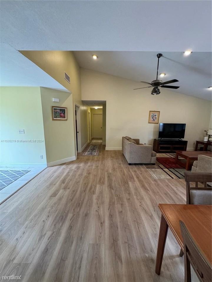 2925 Azalea Dr - Photo 2 of 11