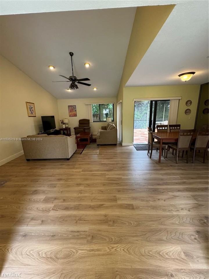 2925 Azalea Dr - Photo 3 of 11