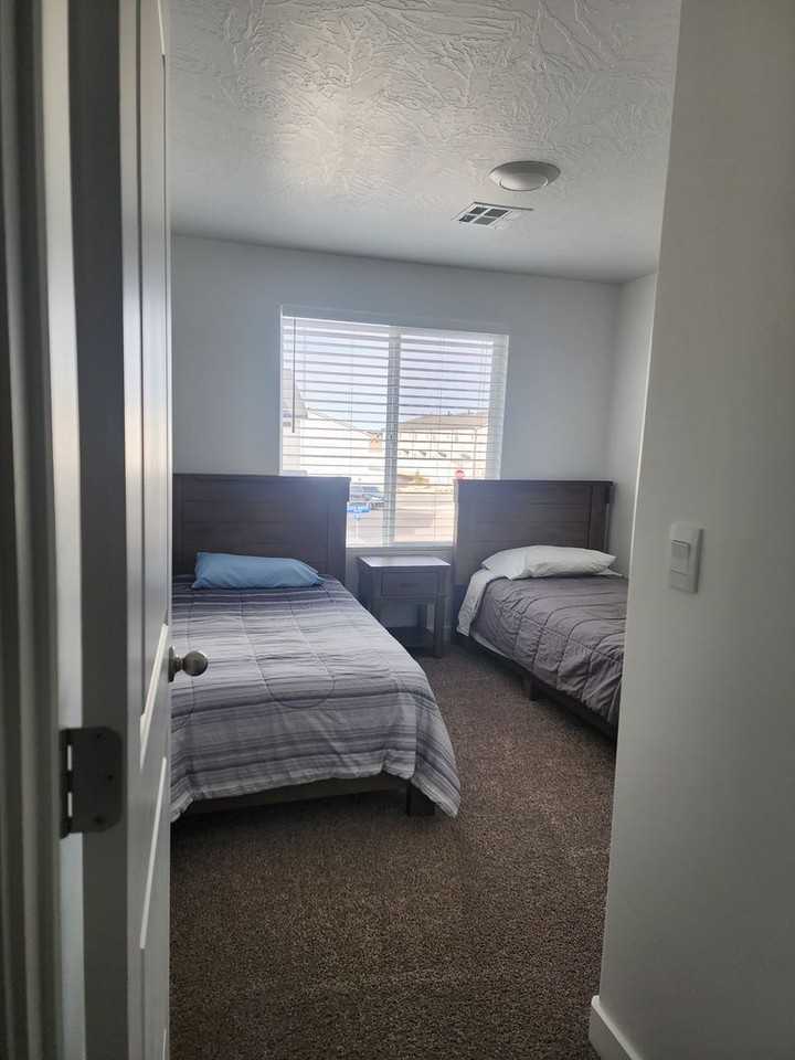 379 W 2050 N - Photo 7 of 32