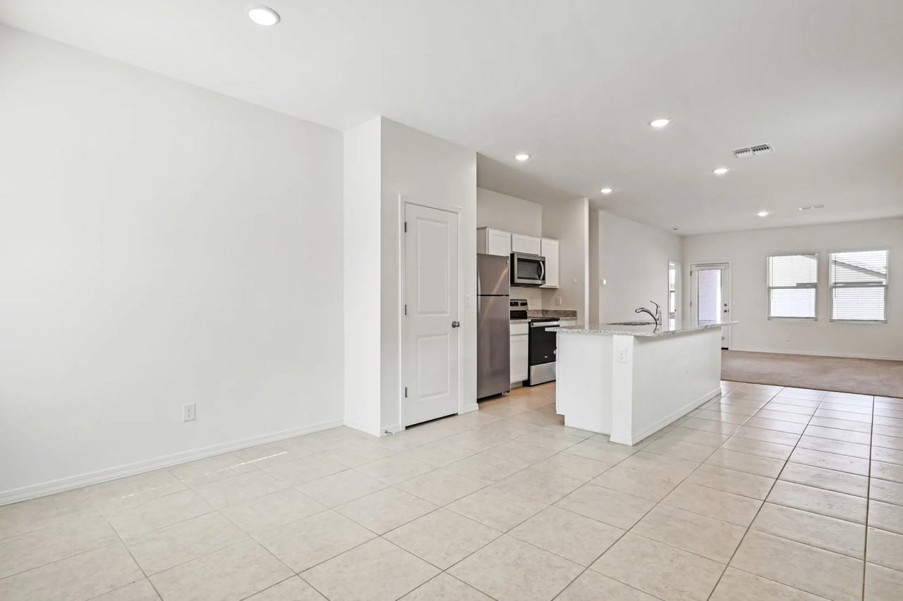 47786 W Coe St - Photo 2 of 20