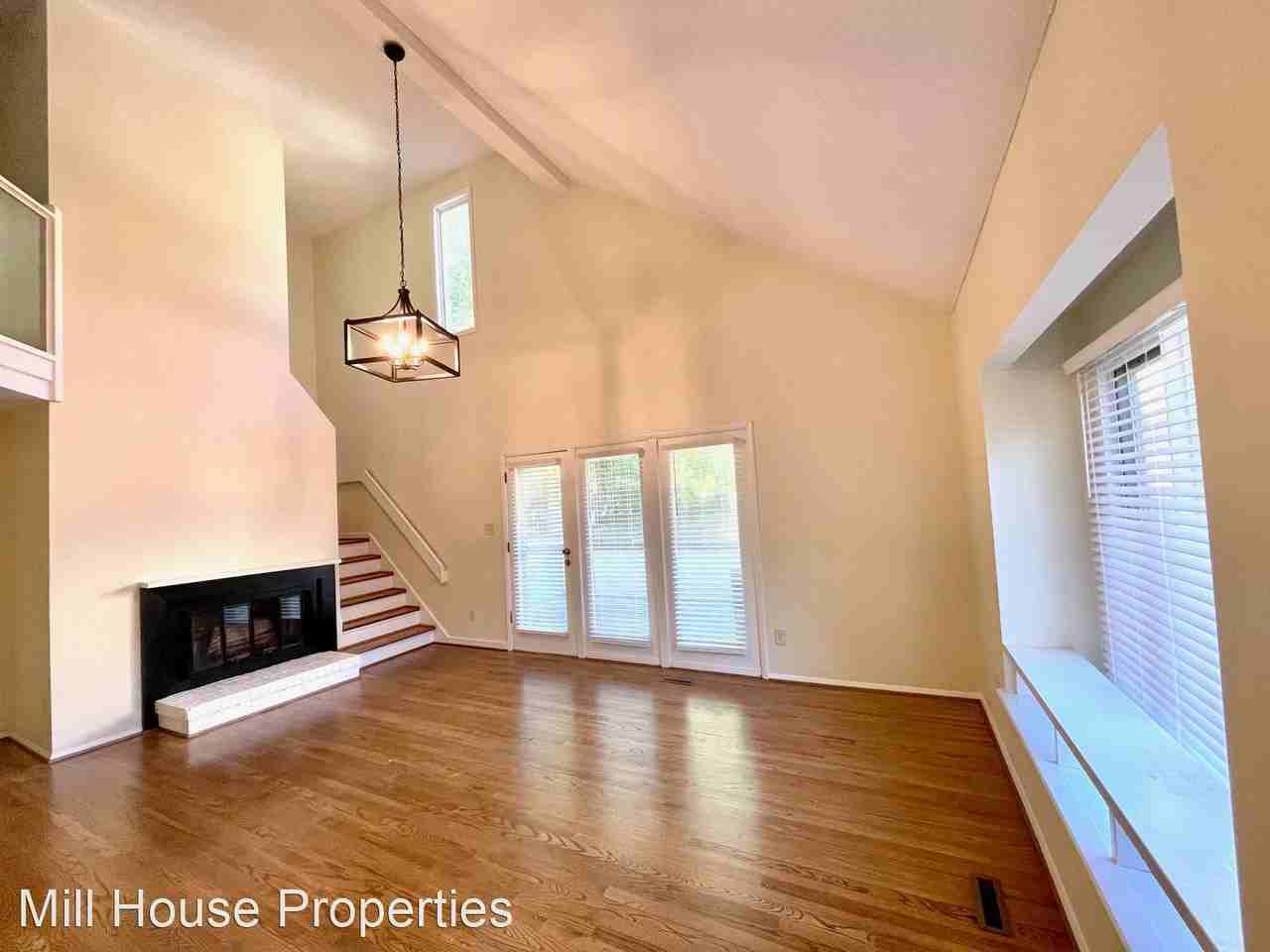 107 Essex Dr - Photo 2 of 23
