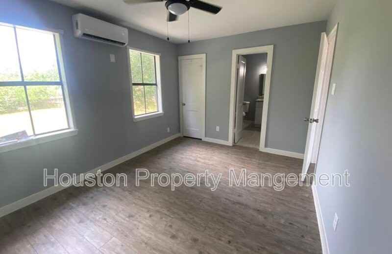 204 E Houston St #D - Photo 2 of 4